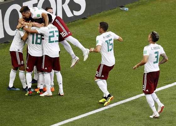 Mexičtí fotbalisté slaví proměněnou penaltu Carlose Vely v souboji s Jižní...