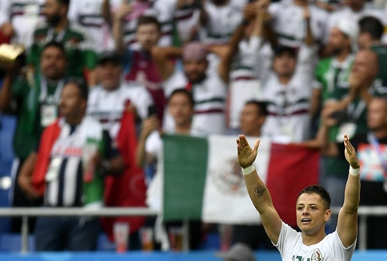 Javier Hernández slaví svj jubilejní padesátý gól v mexickém dresu.