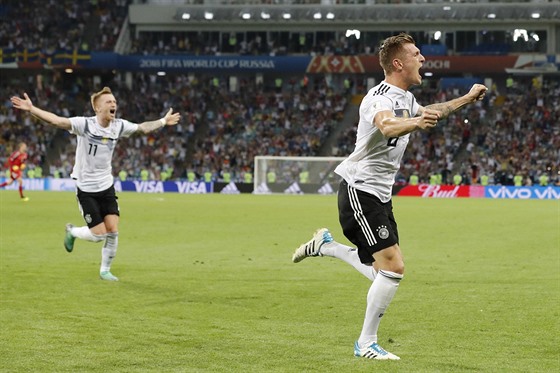 HRDINA. Německý záložník Toni Kroos (vpravo) slaví svůj vítězný gól do sítě...