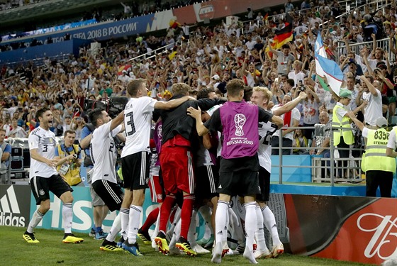 Němečtí fotbalisté se radují z výhry nad Švédskem.