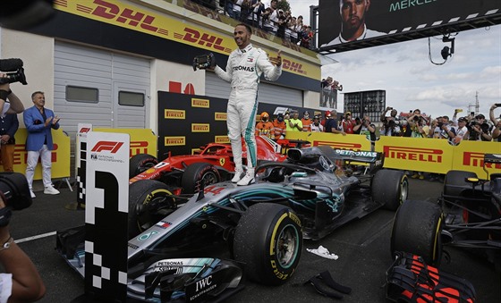 Brit Lewis Hamilton ze stáje Mercedes slaví prvenství ve Velké ceně Francie.