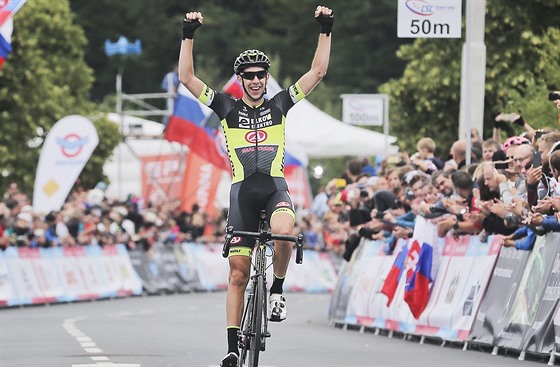 Josef erný se raduje ze zisku titulu mistra republiky v silniní cyklistice.