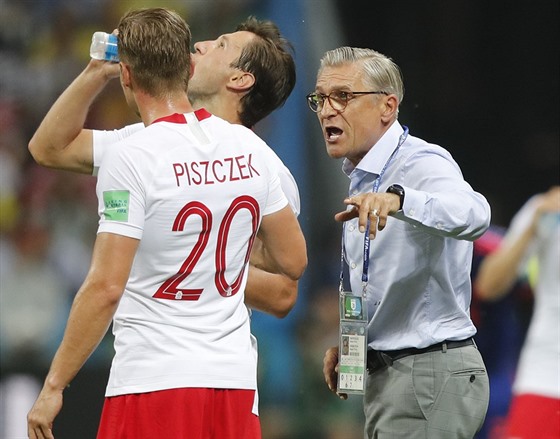 Trenér polských fotbalistů Adam Nawalka (vpravo) radí svým svěřencům v utkání s...