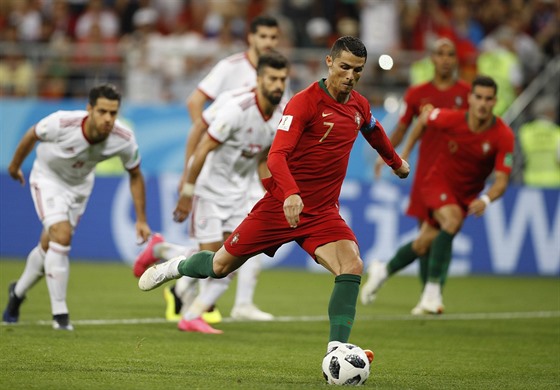 Portugalský kapitán Cristiano Ronaldo neproměňuje penaltu v souboji s Íránem.