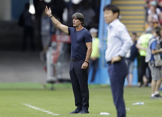 Německý kouč Joachim Löw gestikuluje v utkání proti Jižní Koreji.