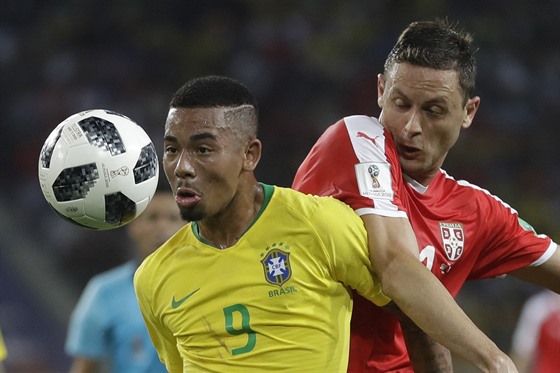 Brazilský útočník Gabriel Jesus (vlevo) si kryje míč před Nemanjou Matičem ze...