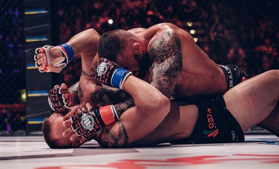 Karlos Vémola leží na Patrikovi Kinclovi během zápasu MMA.