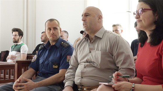 Obalovaný Shukri Hoti u Mstského soudu v Praze (26. 6. 2018)