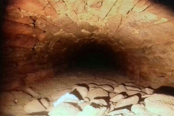 Snímky získané z kamery, kterou zástupci kláštera spustili do podzemí.
