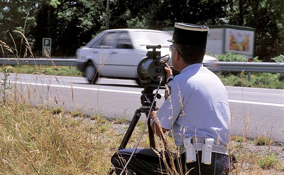 Francouzský policista měří rychlost projíždějících aut radarem. Ilustrační snímek.