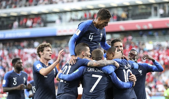 Francouztí fotbalisté slaví vedoucí gól v zápase mistrovství svta s Peru.