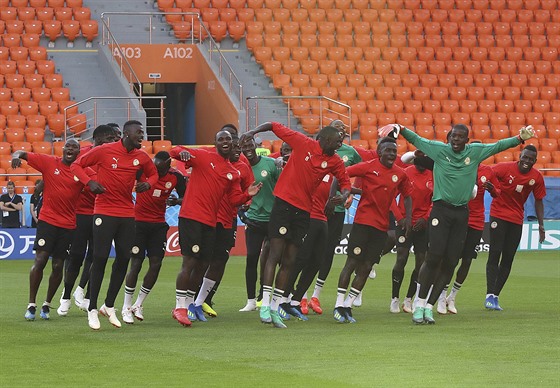 SENEGAL BAVÍ. Reprezentanti z Afriky na tréninku bhem mistrovství svta a...