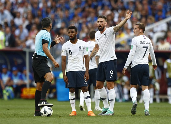 PRO NÁS NENECHÁ ROZEHRÁT? Francouztí fotbalisté v ele s Olivierem Giroud...