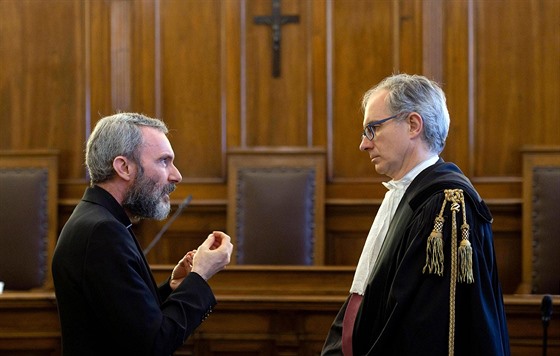 Bývalý vatikánský diplomat Carlo Alberto Capella (vlevo) byl dnes odsouzen k...