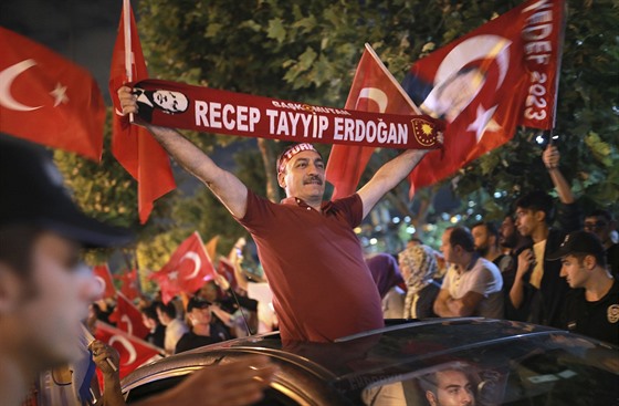 Příznivci Erdogana oslavují jeho vítězství v prezidentských volbách. (24. 6....