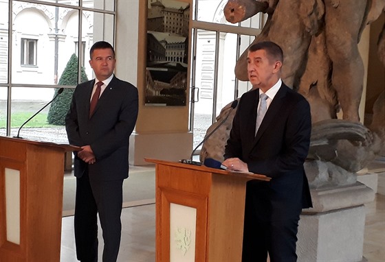 Ministr vnitra Jan Hamáček spolu s premiérem Andrejem Babišem, který ho ve...
