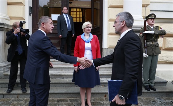 Premiér Andrej Babiš uvádí do úřadu ministerstva obrany Lubomíra Metnara. Ten...