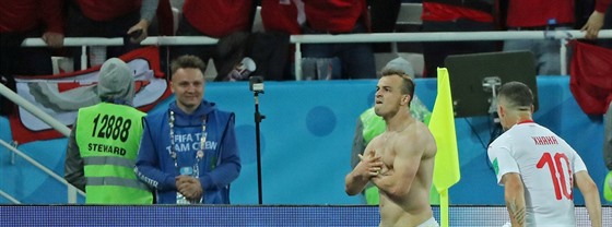 Fotbalista Xherdan Shaqiri (vlevo) slaví politickým gestem gól Švýcarska na MS...