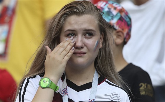 Nmecká fanynka si na stadionu v Kazani utírá slzy poté, co její tým na MS...