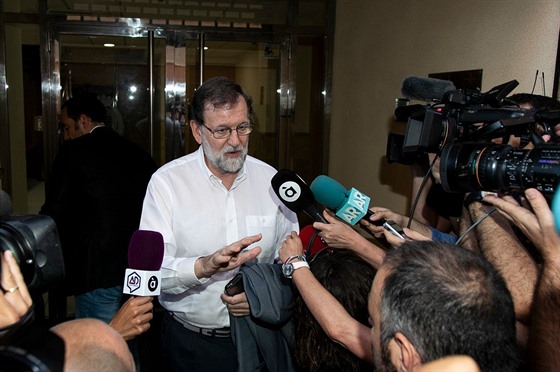 Mariano Rajoy se ve stedu vrátil do své staré práce, ped vchodem na nj...
