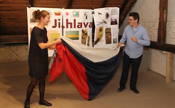 Ředitel festivalu Ji.hlava 2018 Marek Hovorka a mluvčí přehlídky Zuzana Kopáčová při představení oficiálního plakátu letošního ročníku.