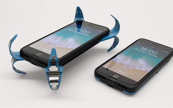Speciální kryt ochrání smartphone před poškozením pádem pomocí vysouvacích nohou