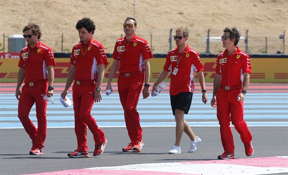 Sebastian Vettel (druhý zprava) a dalí lenové týmu Ferrari pi prohlídce...