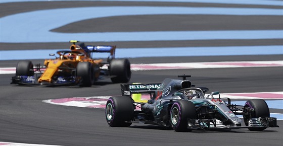 Lewis Hamilton přejíždí při tréninku na Velkou cenu Francie formule 1 Stoffela...
