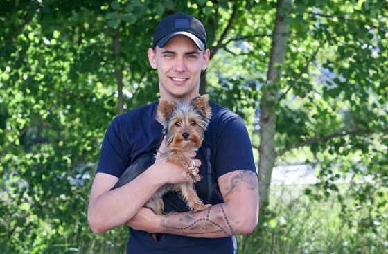 Hokejový útočník Roman Přikryl se svým psem, fenkou Nelly.
