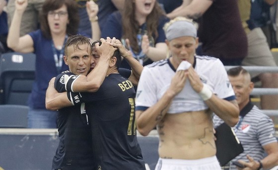 Boek Dokal (vlevo) a Alejandro Bedoya slaví gól Philadelphie v utkání proti...
