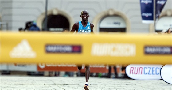 Stephen Kiprop se vl do cle olomouckho plmaratonu.