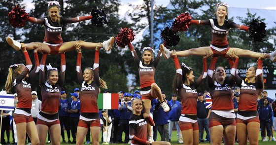 Vystoupen cheerleaders ped utknm s Belgi.