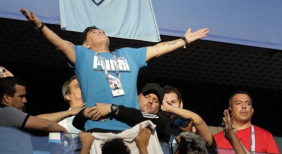 Diego Maradona dkuje nebesm poté, co Messi vstelil vedoucí gól Argentiny v...