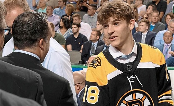 Jakub Lauko na draftu už v dresu Bruins.