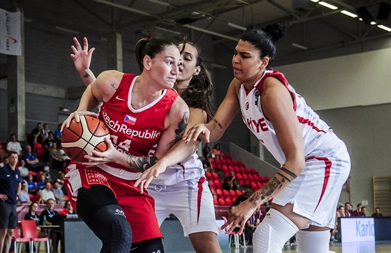 Česká basketbalistka Renáta Březinová (vlevo) pod tlakem turecké obrany. Vpravo...