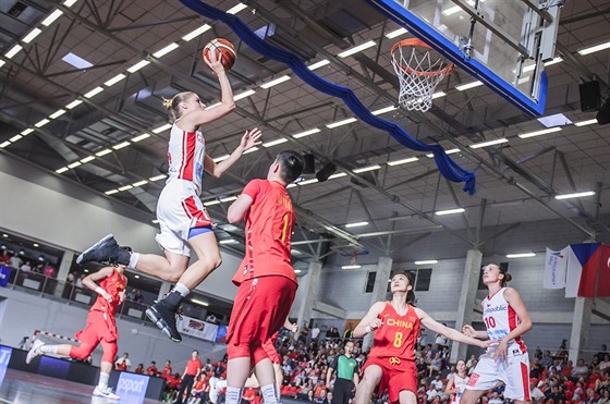 eská basketbalistka Karolína Elhotová (u míe) útoí v pípravném zápase na...