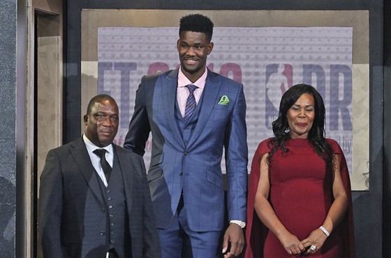 Deandre Ayton se stal jedničkou draftu NBA, doprovázejí ho rodiče.