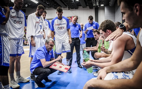 Kou Ronen Ginzburg udílí pokyby eským basketbalistm.