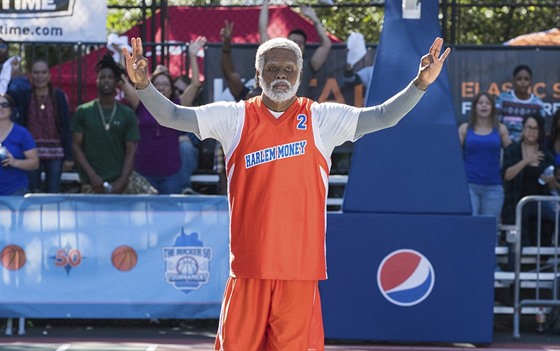 Kyrie Irving jako Uncle Drew