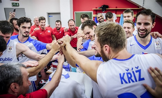 etí basketbalisté oslavují výhru nad Finskem.