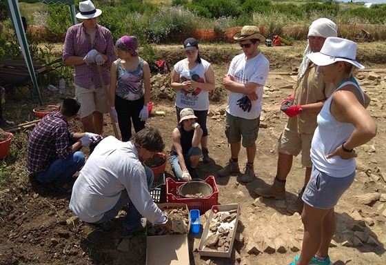 Plzetí archeologové objevili pi výzkumu zaniklé ímské kolonie Castrum Novum ruku sochy ztvárující pravdpodobn císae Aurelia. 