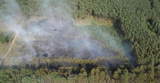 Hasiči ve čtvrtek pozdě odpoledne likvidovali požár lesa u Bzence na...