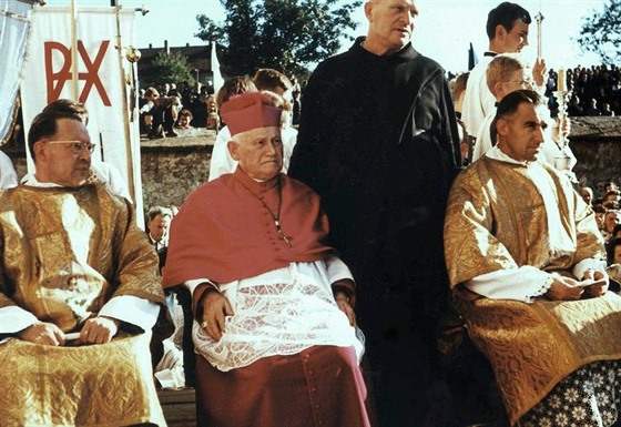 Stařičký biskup Skoupý (druhý zleva) se při politickém tání velmi snažil o...