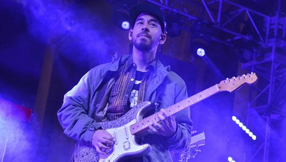 Mike Shinoda z kapely Linkin Park na festivalu Identity LA (12. kvtna 2018)