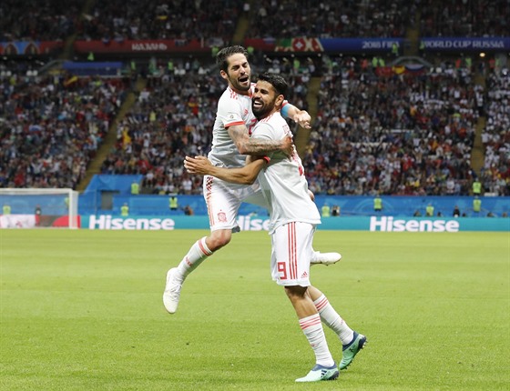 KONEČNĚ GÓL. Španělský útočník Diego Costa vstřelil s velkou dávkou štěstí...