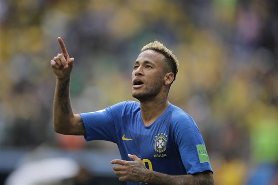 Brazilec Neymar se raduje z gólu do sít Kostariky.