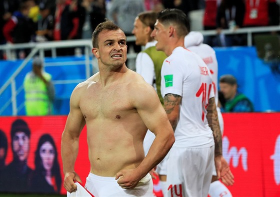 ROZHODL. výcarský záloník Xherdan Shaqiri vstelil v 90. minut gól na 2:1 a...