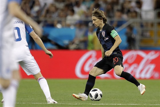Chorvatský záloník Luka Modri bhem zápasu proti Islandu.