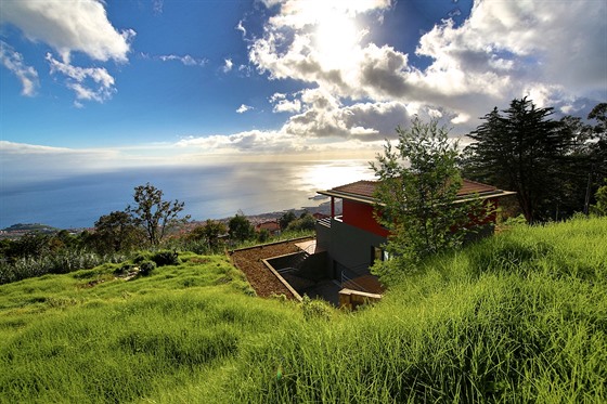 Regiao Autnoma da Madeira, Funchal, Portugalsko. Vila ve svahu s vhledem na...