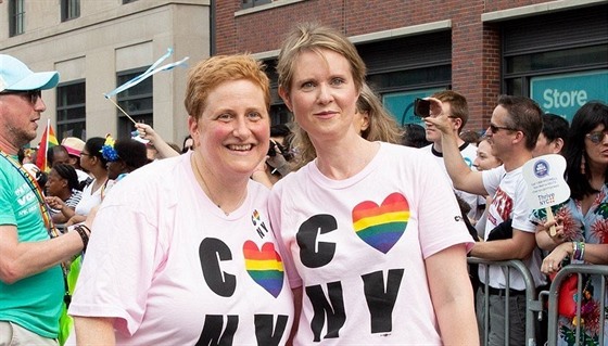 Christine Marinoniová a Cynthia Nixonová na pochodu LGBT Pride Parade (New...